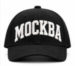 Чёрная бейсболка с белой объёмной вышивкой «МОСКВА» и гнутым козырьком — вид спереди