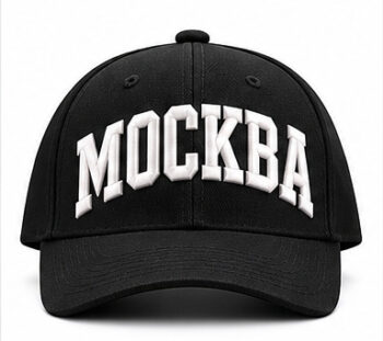 Чёрная бейсболка с белой объёмной вышивкой «МОСКВА» и гнутым козырьком — вид спереди